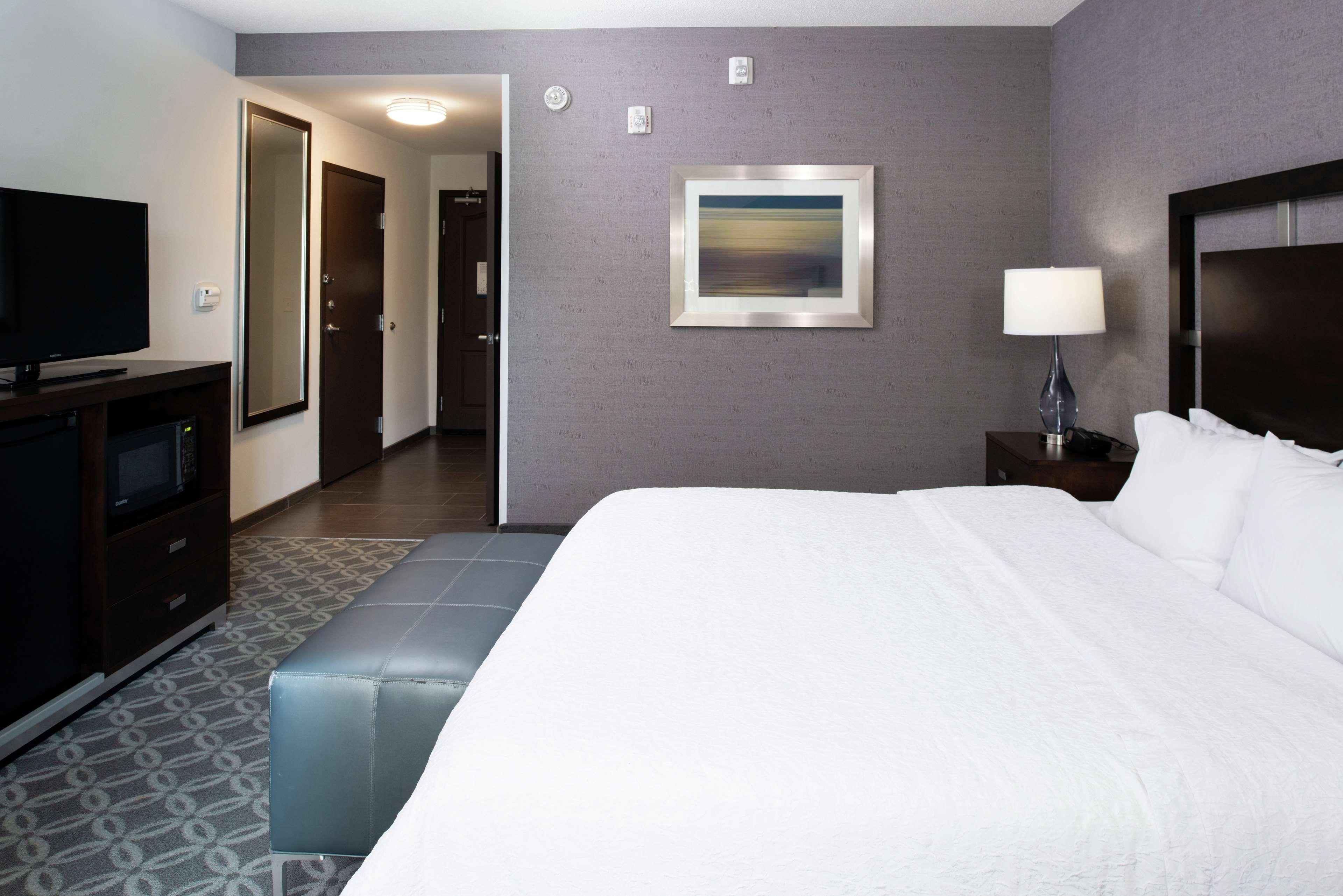 Hampton Inn & Suites Greensboro/Coliseum Area Exterior photo